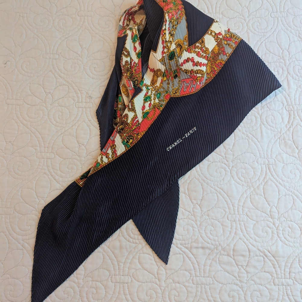 Vintage CHANEL – PARIS Pleated Silk Scarf | Rare 1980s Jewelry Chain Logo Print - Picture 8 of 9
